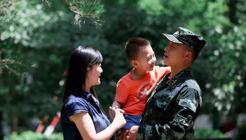 一个军人家庭, 光凭军人1人工资, 能撑起一个家吗?