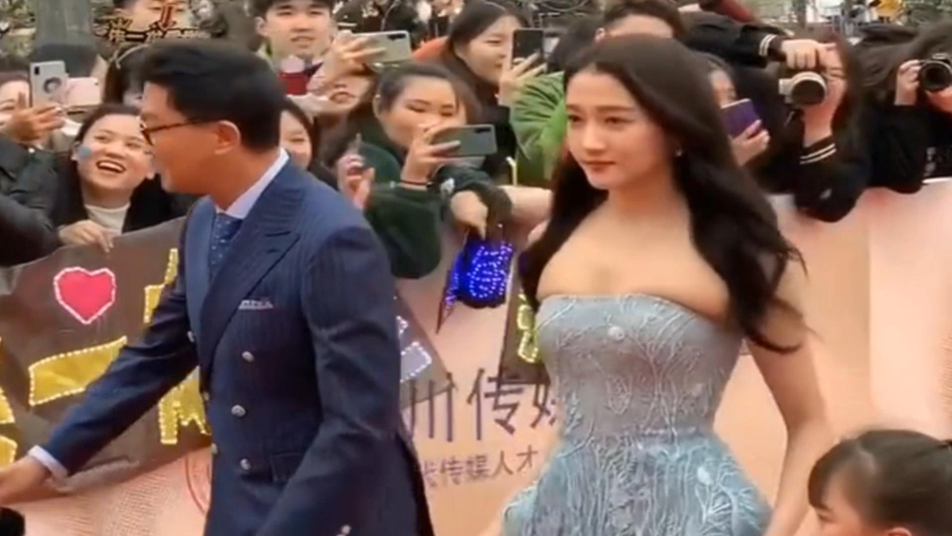 关晓彤|关晓彤亮相好演员盛典，身穿抹胸长裙秀身姿，网友：都勒变形了