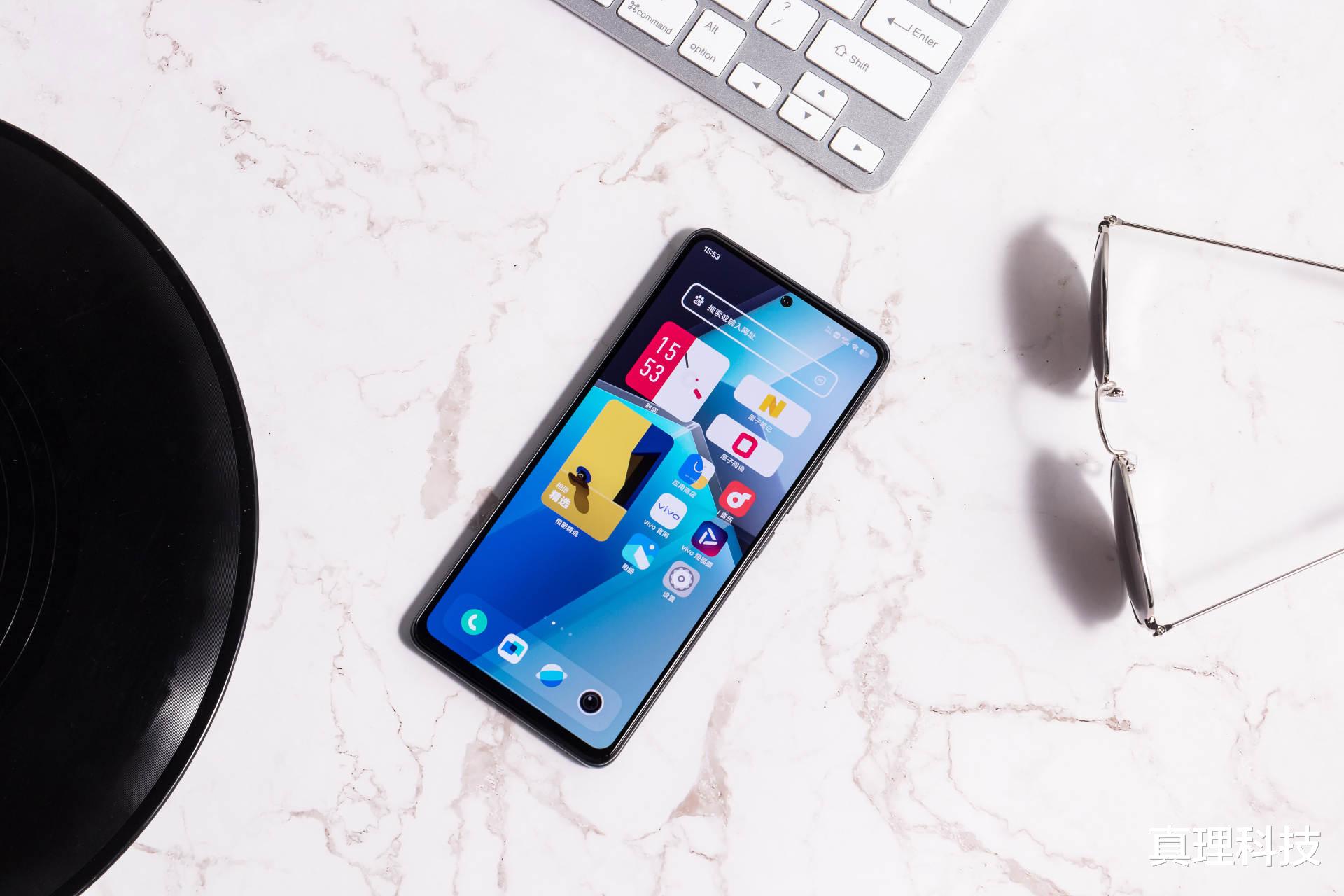 手机游戏|性能双芯带来强劲动力，酣畅手游开黑怎能缺少iQOO Neo6