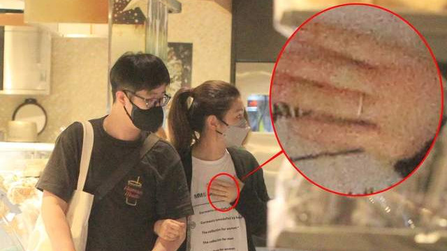 Selina|Selina与小7岁男友秀恩爱！手牵手看展览，无名指戴对戒疑似结婚