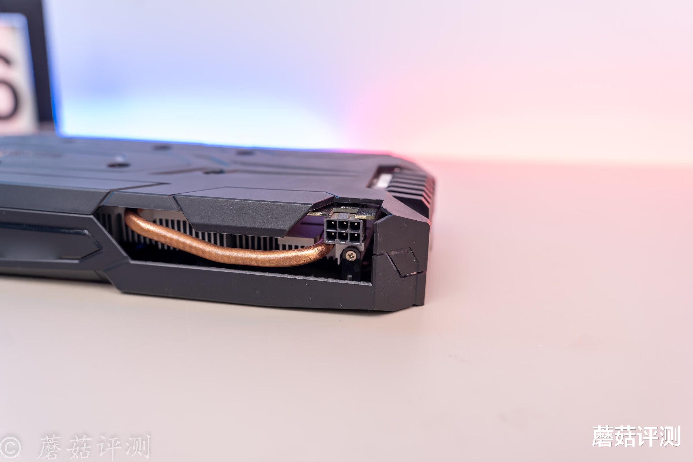 机箱|电脑主机也可以玩“姿态”？异型主机搭配三台显示器的“电竞房”搭建