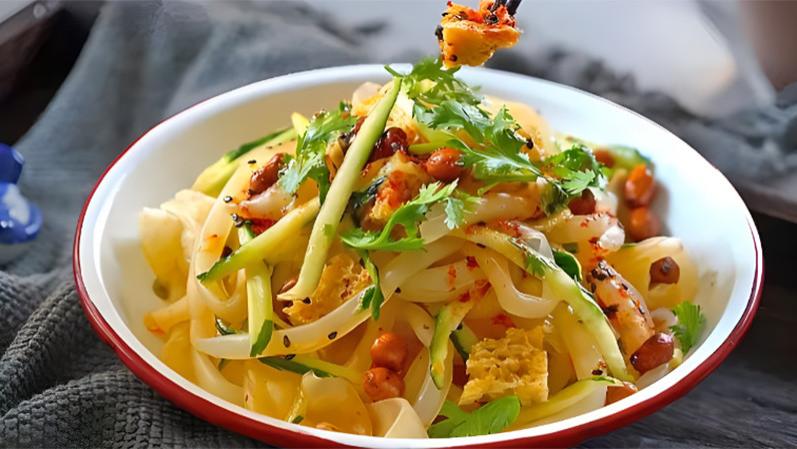凉皮|一份凉皮浇上芝麻酱、油泼辣子，感觉是很惬意的美食