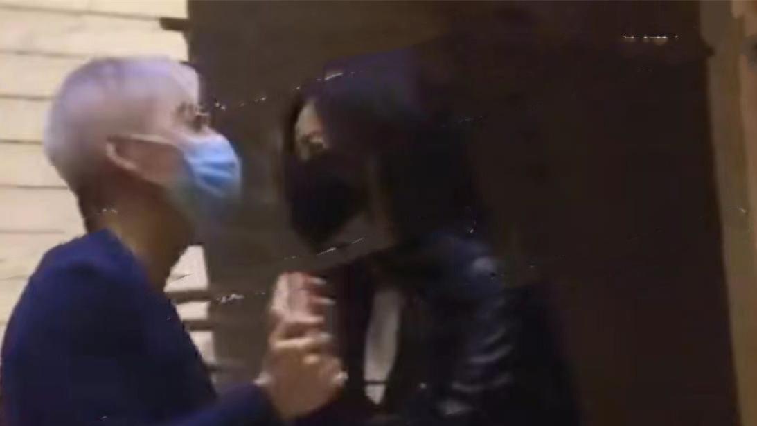 蕾哈娜|49岁柯蓝聚会太豪放，与异性当众搂抱亲吻，男友也被拍与异性同游