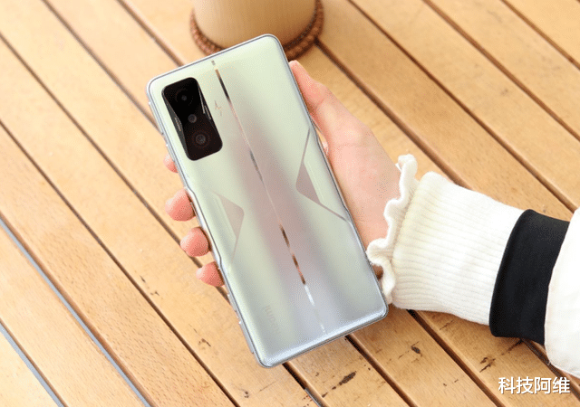 红米手机|发布五个月下跌1100元，120W闪充+4700mAh，柔性直屏旗舰价格感人