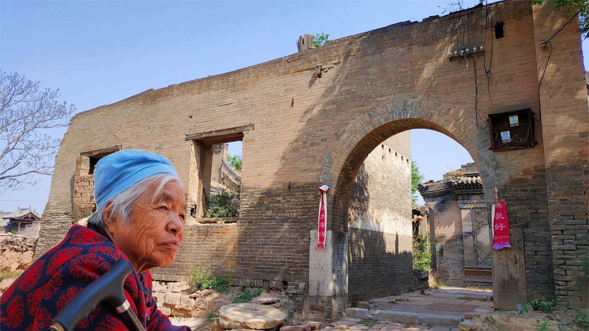 实拍山西150年地主大院，荒草丛生，老地主曾是银行创始人！