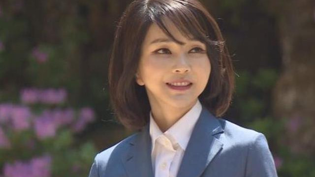 韩剧|韩国第一夫人惊艳，49岁脸蛋精致似芭比，颜值秒杀韩剧女主角