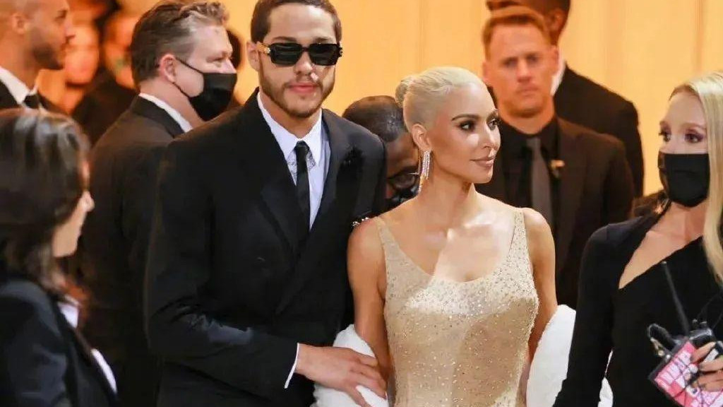 金·卡戴珊|卡戴珊礼服的拉链都拉不上，这就去走红毯了？