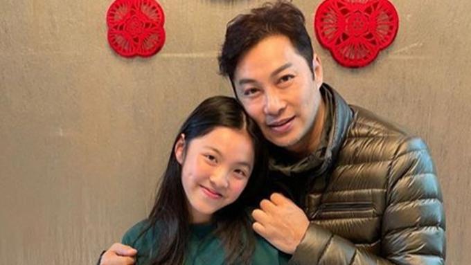 谭耀文|谭耀文晒照为子女庆生，15岁儿子成绩优异，11岁女儿像极了老爸