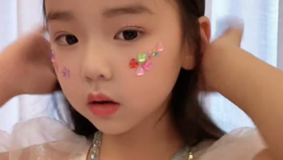 陈冠希|董璇5岁女儿花式自拍，嘟嘴撩发各种动作信手拈来，星范超足