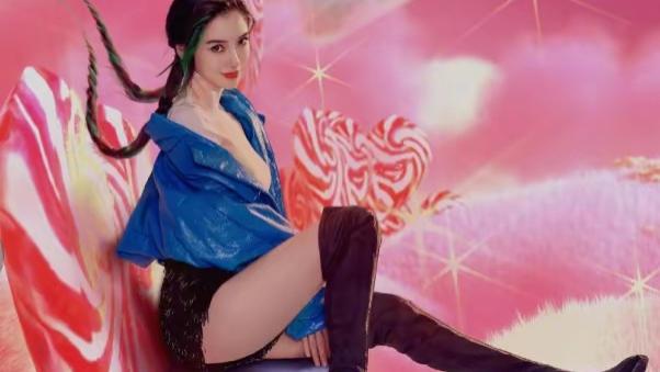 当红女星|32岁Baby拍大片秀长腿！露一截细腰十分性感，穿抹胸裙秀精致锁骨