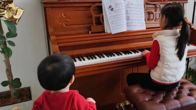 金智秀|张梓琳晒6岁女儿弹钢琴，胖妹优雅淑女，妹妹变忠实小听众好有爱