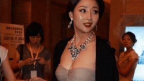 殷桃|40岁殷桃太高级了，大胆挑战无痕液体裙，网友：这是男人的心头肉