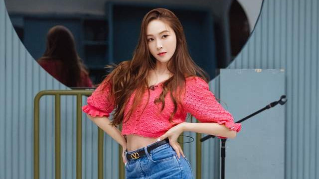 王心凌|郑秀妍又一档综艺官宣，再次跟王心凌好姐妹竞争，站位惨不忍睹！