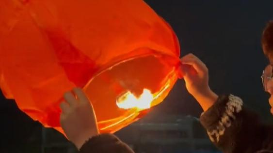 姐姐|田静弟弟过元宵，放手写孔明灯为姐姐祈愿，被粉丝警告：危险！