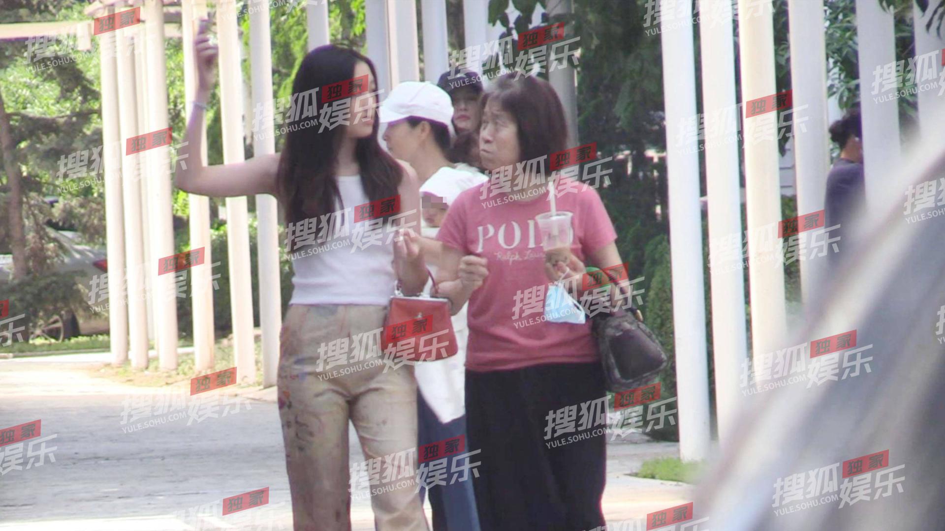 李嫣|李嫣和4个月的妹妹同框，身高已经超过全家人，气质优雅像模特