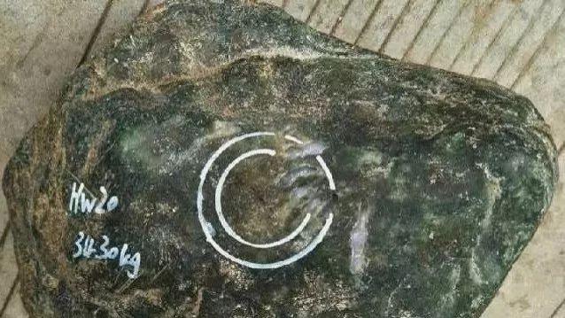 翡翠|15万没人要，降到10万依旧没人要，店主自个切开，现场出10倍都不卖