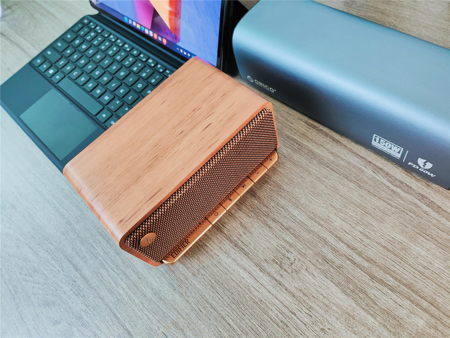 固态硬盘|美伦美唤|颇具辨识度的桌搭好物,漫步者蓝牙音响上手评测