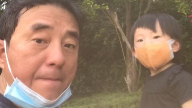 大S|吕方疫情停工带小女儿出去散步 罕见晒父女俩同框合影