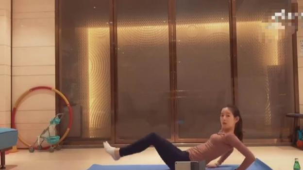 章泽天|章泽天豪宅中疯狂健身，完美身材值得称赞