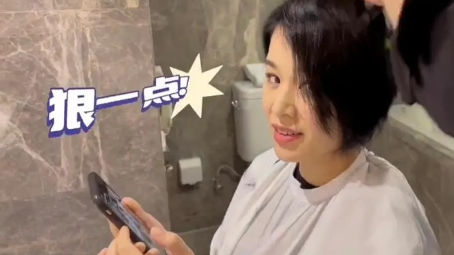 胡杏儿 胡杏儿为节目剪短发，老公用心给意见，三个儿子都说妈妈新发型靓