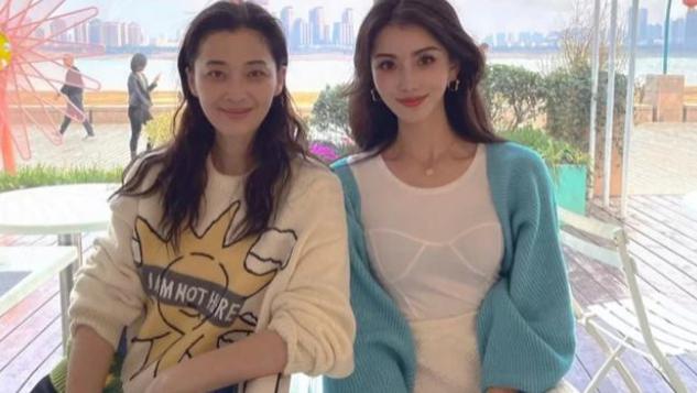 梅婷 47岁梅婷产后瘦身成功，与网红同框比美，眼神灵动吊打网红