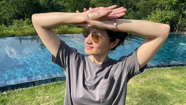 朱亚文|39岁沈佳妮晒旅游照，朱亚文挺大肚腩抢眼，两女儿罕见露面显乖巧