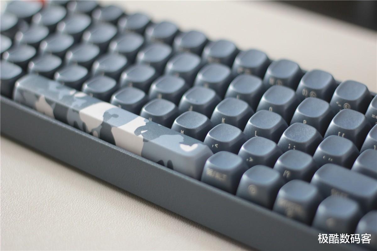 华为荣耀|轻巧便携复古设计,游戏办公两不误,洛斐小翘68三模机械键盘测评
