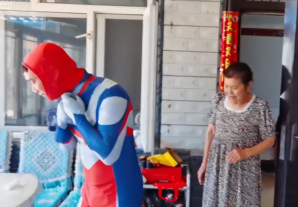 游泳池|虎牙户外主播小群化身奥特曼，竟吓坏小朋友？自改“汽车游泳池”