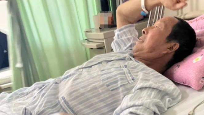 余秀华|和睦相处！余爸病好出院，余秀华与继母放下恩怨，围桌吃饭庆祝