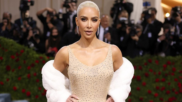 木耳|放大招！金卡戴珊为穿3000万梦露古董衣，三周瘦身14斤，白发抢镜