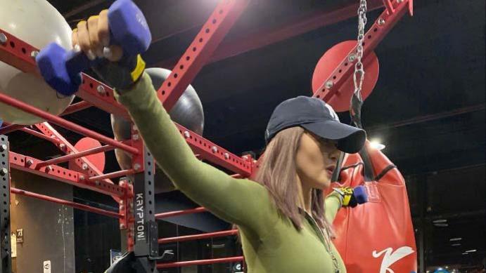 谭维维|37岁谭维维晒腹肌，无P图素颜健身穿搭，前凸后翘好身材一览无余