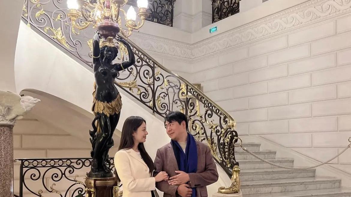 |吉娜大厅挽着郎朗胳膊，浪漫又甜蜜。