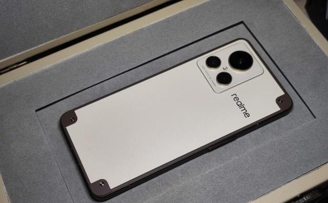 小米科技|真我GT2大师探索版,骁龙8+处理器,看着有种说走就走的感觉