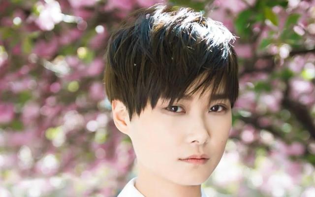 李宇春父亲 女儿4登春晚是我的骄傲 如今她38岁仍未婚让我操碎心 李宇春她爸 李宇春和妈妈