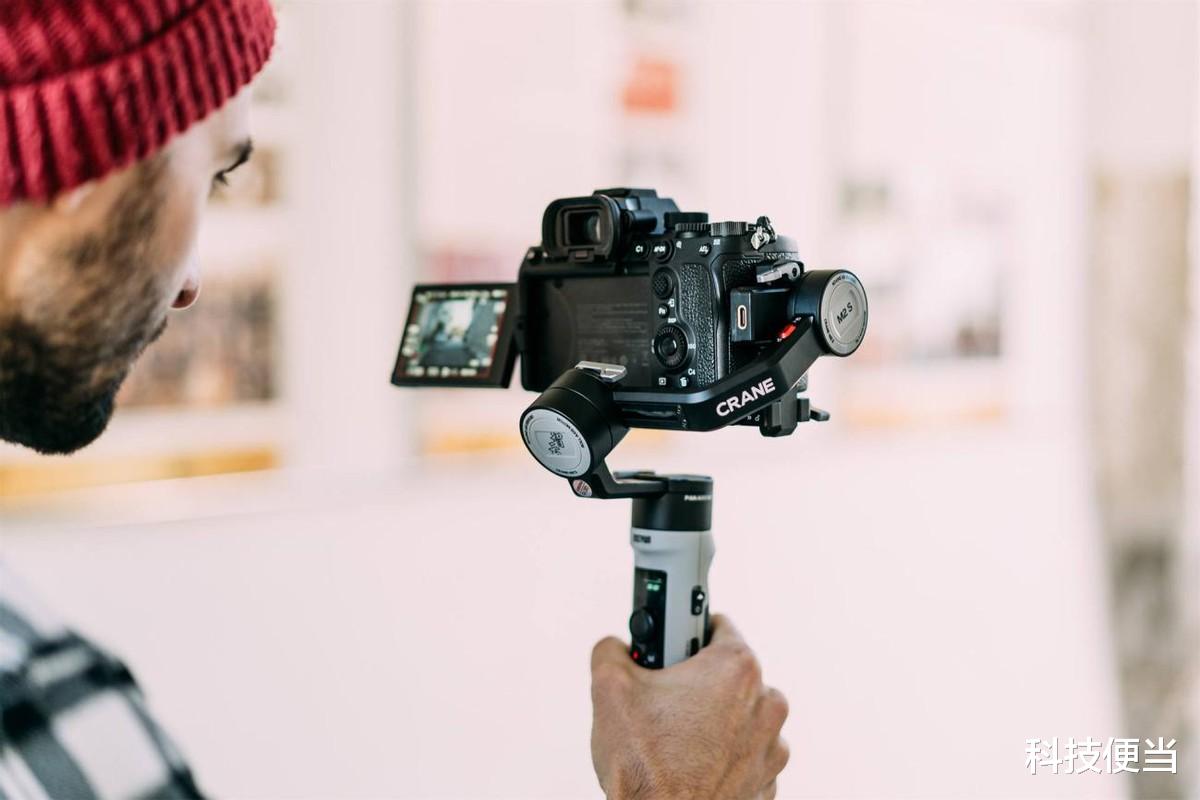 稳定器|手持稳定器首选！不止轻巧便捷，云鹤M2 S还自带亮度增倍技术补光