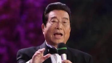 关晓彤|李双江与童星阿尔法后台热聊！紧拉对方手不肯放，说顺口溜笑到眯眼太兴奋