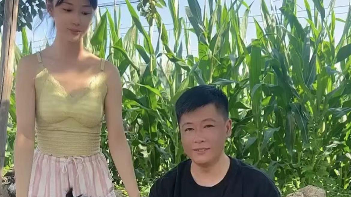 谢永强|谢永强在农村居住熬中药！娇妻怀抱幼女苦站一旁，穿着暴露惹争议