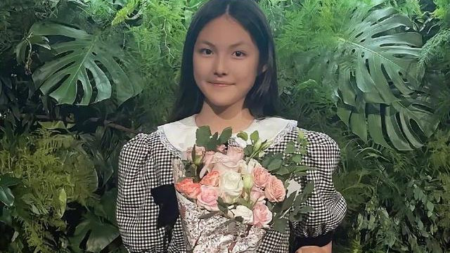 王诗龄|李湘带女儿参加活动，王诗龄手持名牌包，母女俩靠肩合影难掩开心