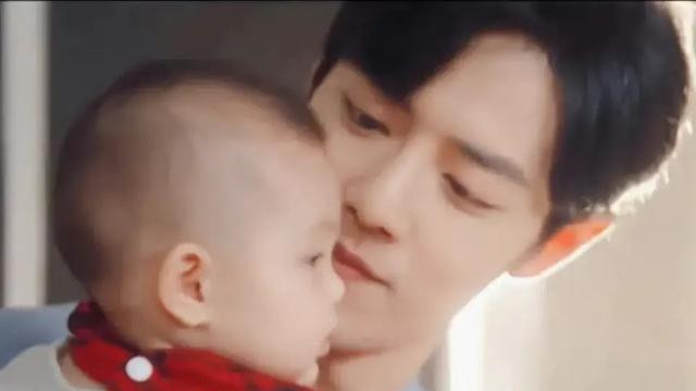 肖战|肖战登顶都市剧一周最佳表现角色top1，顾魏一家三口同框好甜蜜！