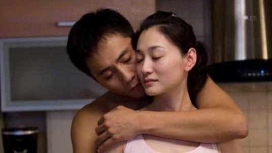 李小冉|李小冉《无人驾驶》拍吻戏，刘烨从后面抱住他，丝毫没有在乎碰到不该碰到的地方。