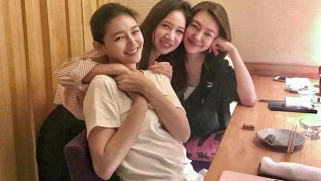 大S|大S再婚后首现身，满脸疲态强颜欢笑，腰部粗壮赘肉超多身材极差