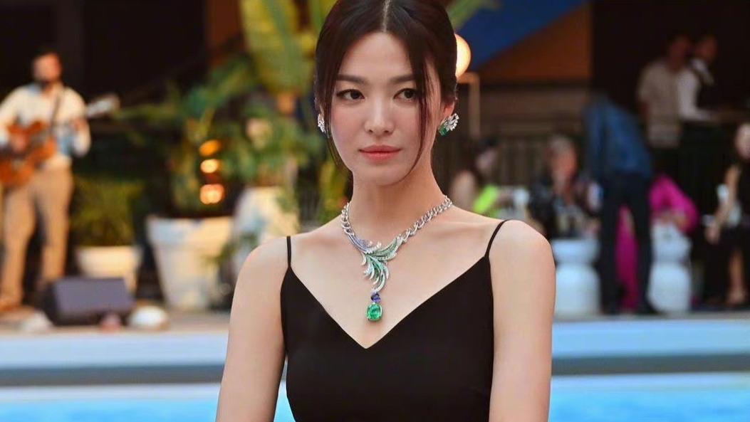 宋慧乔|宋慧乔黑色长裙清冷高贵，怎么越来越像徐睿知了