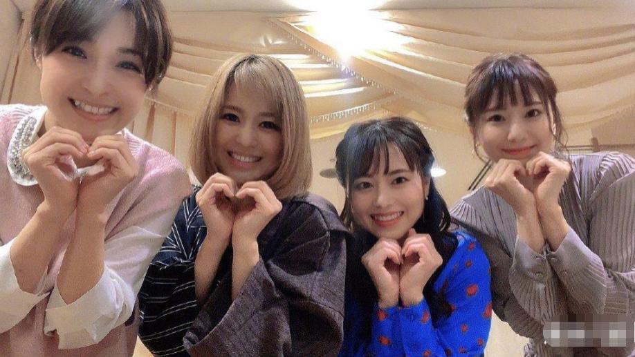 苍井空|乱花渐欲迷人眼，苍井空晒与3位女友合照，网友：我居然都认识