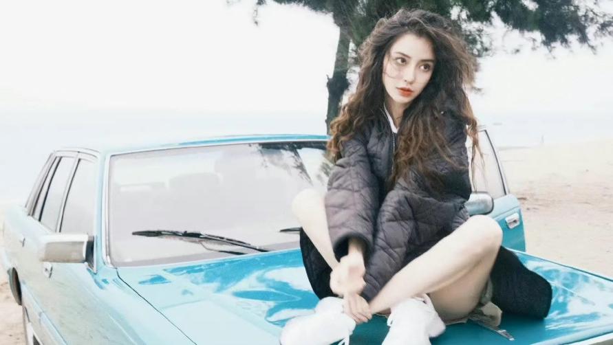 Angelababy|33岁杨颖港风花絮图流出，卷发长腿好身材，离开黄晓明后更美了