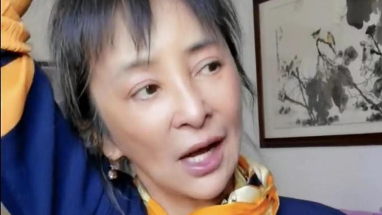 李勤勤|59岁李勤勤陷整容风波，头发花白被指认不出，曾3嫁老外至今单身