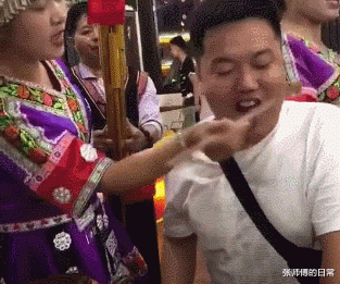 |“这是小蛇出了轨,还是青蛙劈了腿?”现实版的美杜莎女王吗?