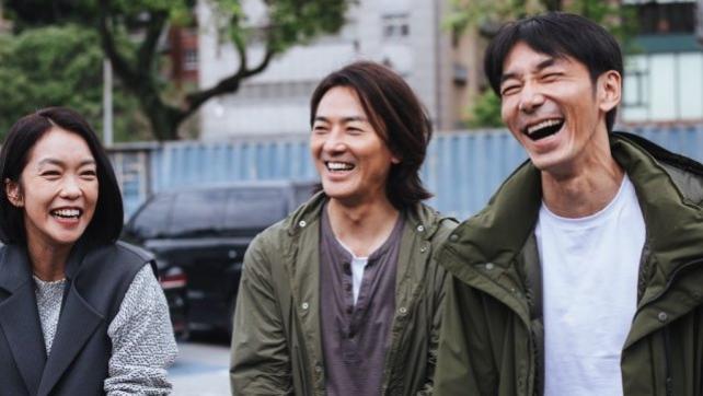 郑伊健|被传移居日本后，54岁郑伊健现身片场拍戏，长发飘逸帅气依旧