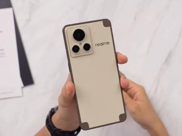 芯片|直面屏也有真旗舰，50MP三摄+100W快充+独显芯片，骁龙8+Gen1加持