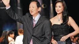 成龙|武打明星王羽去世，成龙发合照追思，当年成龙向王羽求救