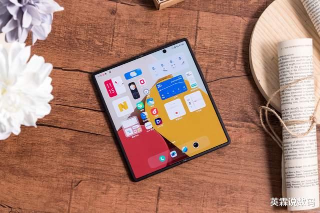 折叠屏|高端优雅的外观设计,vivo X Fold体现先进工艺水平,上手体验佳